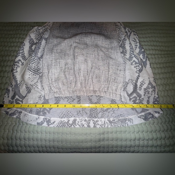 New AKEMI + KIN Marietta Cocoon Top Shirt Blouse Gray Snake Skin Anthropologie L - Picture 3 of 14
